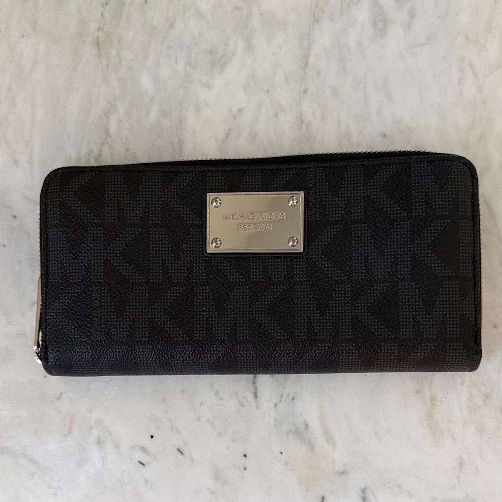 Michael Kors Black Wallet with Silver Plate